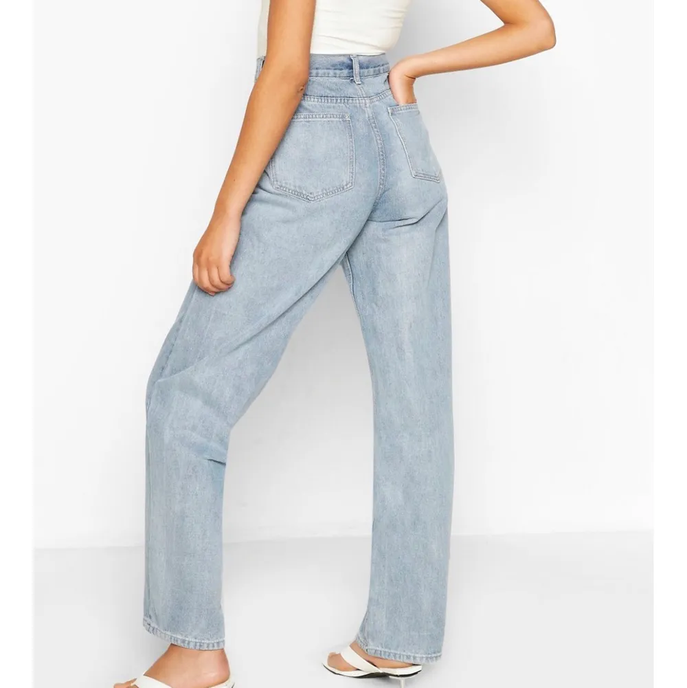 Ett par jeans i längre Model(passar nån som är ca 170-178)storlek 38. Säljer pga aningens för små(endast använda en gång) hör av er vid frågor eller intresse💕. Jeans & Byxor.