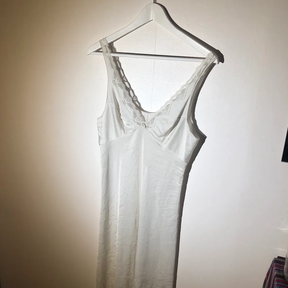 Säljer denna jättefina klänningen som jag köpt här på Plick! Säljer den då den inte kommit till användning. Den är nog lite använd men fortfarande i fint skick! Frakt tillkommer 💘. Klänningar.