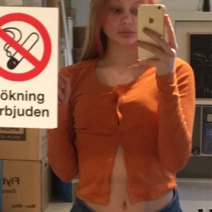 Orange knappkofta - En knappkofta snygg till baggie jeans 🤗 dm för mer info