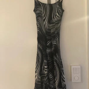 Humana klänning  - Fin klänning som funkar bra till fest!längden e Lite över knäna 