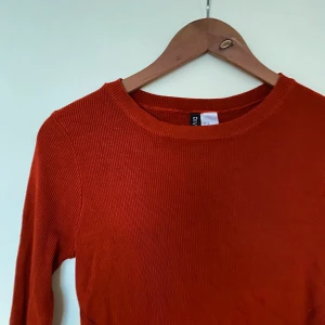 Superfin tunn stickad tröja!  - Brandorange/tegel/rostfärgad tunn stickad tröja! Superskön, säljer pga har två:))