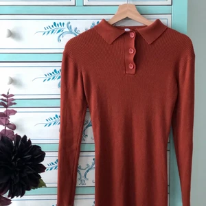 En mörk orange klänning från NLY, storlek S - En vardaglig, mysig och snygg klänning. Väldigt skön att ha på sig, sitter fint och faller snyggt ner för kroppen. Som första pris ligger den på 80 kr + frakt. Skriv gärna bud i kommentarsfältet. 