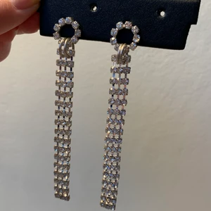 Örhängen  - Oanvända strassörhängen perfekta till fest, ca 9,5 cm långa ✨                                                            Kolla gärna in mina andra annonser!