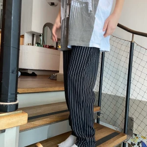 Kostymbyxor - Använt väldigt lite, säljer pga inte min stil. Väldigt fina byxor som kan användas i många sammanhang. Tjejen på bilderna är 167. 