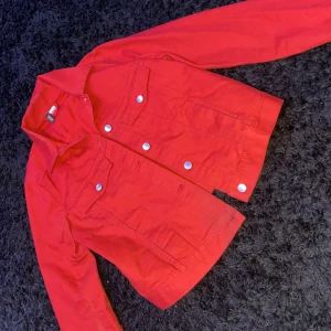 Jeansjacka från hm - Jeansjacka från hm, röd, 50kr eller kom med bud, storlek s 