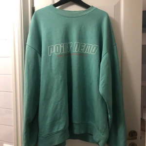 Weekday Sweatshirt - Superskön sweatshirt köpt på Weekday för något år sen. Snyggt tryck men har blivit för stor för mig, därav säljer jag den. Stor i storleken! 