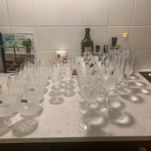 J G Durand Florence satins frosten crystal - J G Durand Florence satine frosted crystal, ej komplett set.  Set av: 12 cognackupor/ cognacglas 9 sherryglas 11 vinglas 6 champagneglas Mycket fint skick. Köparen står för fraktkostnad, alternativt avhämtning i Sundbyberg. Pris kan diskuteras vid snabb affär. Annonsen ligger även uppe på tradera: https://www.tradera.com/item/441856493