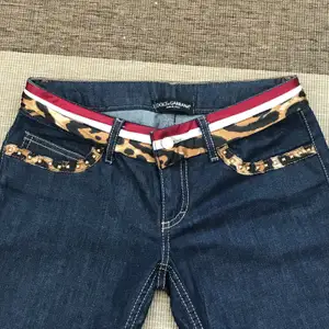 Jättesnygga unika low waisted D&G jeans som nya, i mörkblå färg med sammet leopard mönster vid midjan✨👌  Köparen står för frakt✨