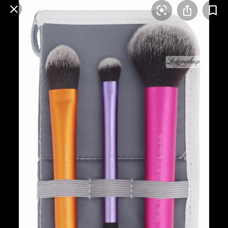 Säljer den rosa och orangea helt oanvända, den rosa är en multi-task brush och den orangea en essential foundation brush. Fodralet till borstarna medföljer om man köper alla som ett kit rosa-85kr orange- 65kr. Övrigt.