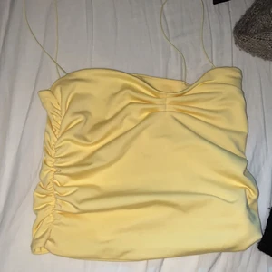 Linne med spagettiband - Säljer detta gula linne med ”scrunch” på sidorna som gör att den formar kroppen super snyggt. Det är helt nytt och bara testat. Storlek Xs