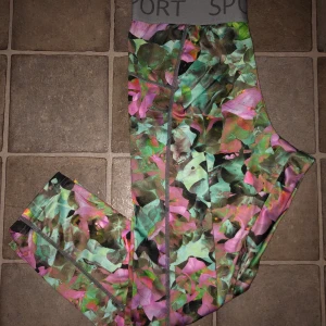 Lindex träningstights (trekvarts) stl L - Träningstights trekvartslånga                                                   ★Storlek L ★Använda en gång - så mycket fint skick. 