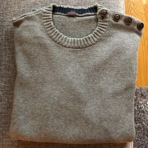 Herr tröja i storlek M, som ny -  •Storlek M. Normal i storleken •Märke: Esprit •Använd endast 1 gång, är som ny •Väldigt mjuk och bra kvalité. 100% bomull •Pris: 85 kr 🧺Tvättad efter användning 🚫Djurfritt och rökfritt hem 📍Kan mötes upp i Mölnlycke 📬Kan skickas mot fraktkostnad