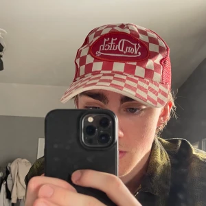 Von Dutch Keps - Trendig Von Dutch keps i vitt och rött med justerbar storlek i bak. Köparen står för frakt!