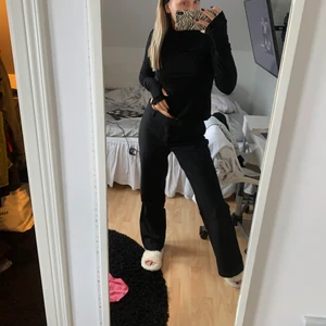 Kostymbyxor - Skitsnygga kostymbyxor som tyvärr är för stora för mig, köpta på gina för längesen och finns ej kvar i deras sortiment. Osäker på vilken storlek det är, men jag har 32/34 och när jag kunde ha dem så hade jag ungefär 36/38