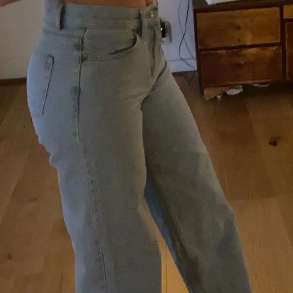 Näst intill oanvända jeans från junkyard. Sitter jätte bra. Jag är 162 därför är dom lite långa på mig. Jättefina och bra skick💖 storlek 25, passar xs/s ( bud på 225kr, slutar 23/1 lördag 17:00 ). Jeans & Byxor.