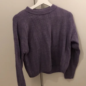 Tröja - Lila stickad tröja från monki storlek s 80kr