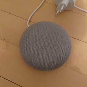 En google home mini jätte bra skick o nästan oanvänd. Har jätte bra ljud och fungerar perfekt💕💕