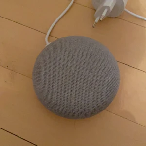 Google home mini - En google home mini jätte bra skick o nästan oanvänd. Har jätte bra ljud och fungerar perfekt💕💕