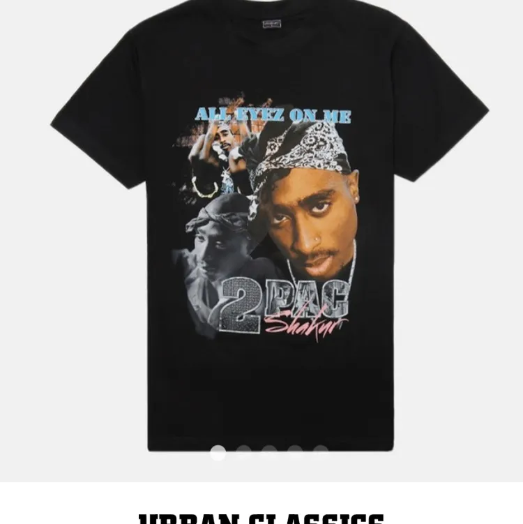 Säljer Tupac tröja(: Kostar 300kr men säljer för 100kr 🖤⚡️. Skjortor.