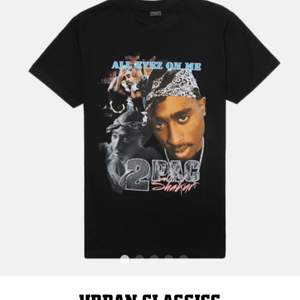 Säljer Tupac tröja(: Kostar 300kr men säljer för 100kr 🖤⚡️