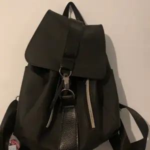 Säljer min svarta medium backpack 🎒där jag köpte den från SHEIN, den har 6 fickor 4 ute 1 inne i väskan och 1 backom väskan. Vill inte ha den längre. 