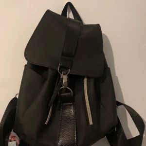 Backpack 🎒  - Säljer min svarta medium backpack 🎒där jag köpte den från SHEIN, den har 6 fickor 4 ute 1 inne i väskan och 1 backom väskan. Vill inte ha den längre. 