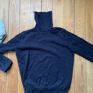 Mörk blå Polotröja🦋 - Fin polotröja från H&M som har knappt används🦋 den är lite stor i Modellen så jag tror att den Kan passa både S och M🦋 Kontakta vid intresse💗