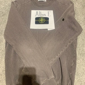 Stone island crewneck S - STONE ISLAND CREWNECK    - Size: S - Cond 8/10  - 100% autentisk vara garanterat! - Vid frågor eller bilder skicka dm📩 - Använd fåtal gånger   Bud: 900kr Bin: 1200kr
