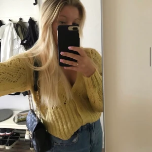 Gul Kofta/Tröja  - Stickad kofta/tröja från Lindex, använd några fåtal gånger så i mycket fint skick💛 