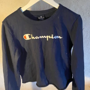 Champion tröja - Blå champion tröja, strl xl child vilket motsvarar ungefär xs/s! Den är avklippta där nere precis där resåren va innan så den är inte så kort ändå 