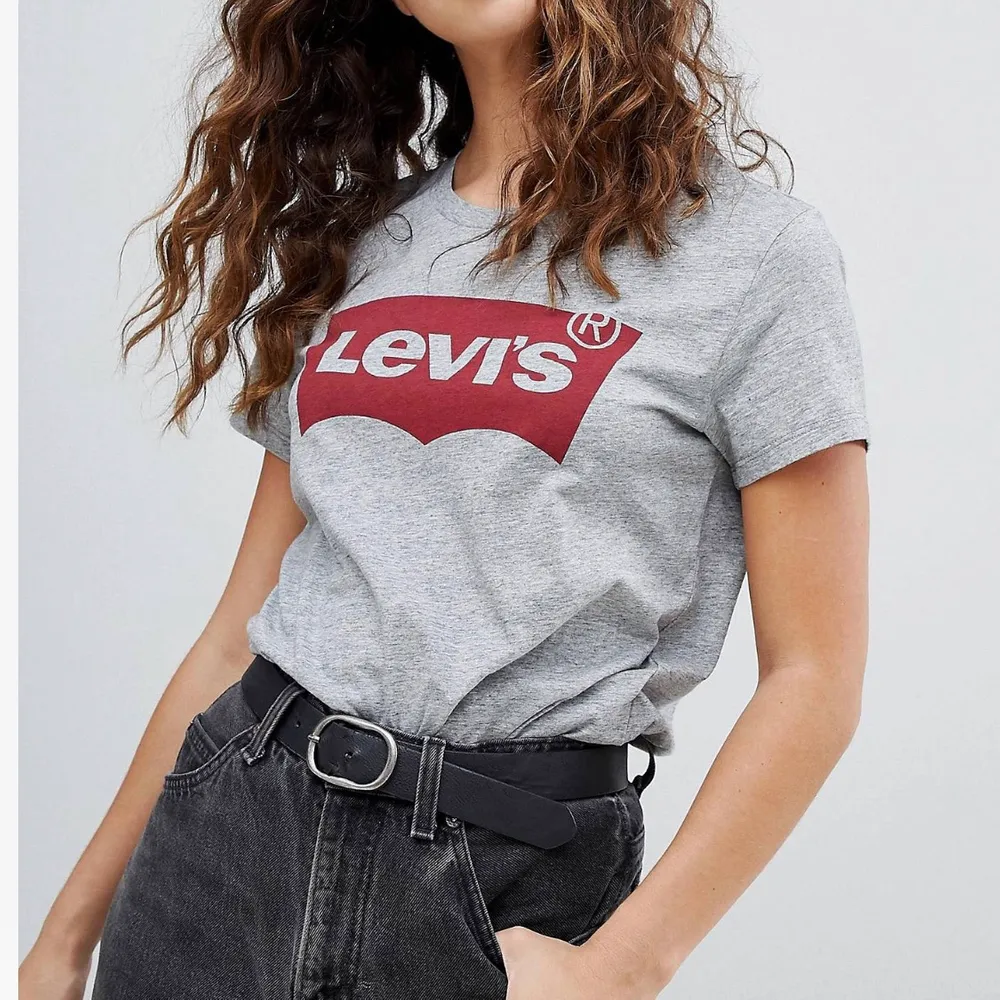 😋Säljer min gråa Levis t-shirts i storlek S😋 priset kan diskuteras 🥰. T-shirts.