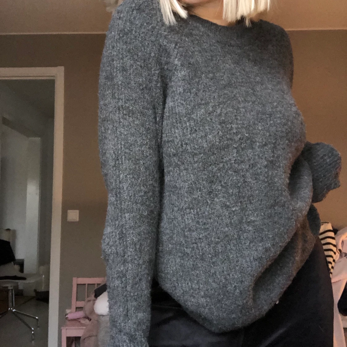 GRÅ STICKAD TRÖJA