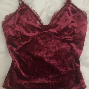 Topp från Bikbok - Skön topp perfekt till fest. Använd och med små defekter. Säljes endast pga för liten för mig!