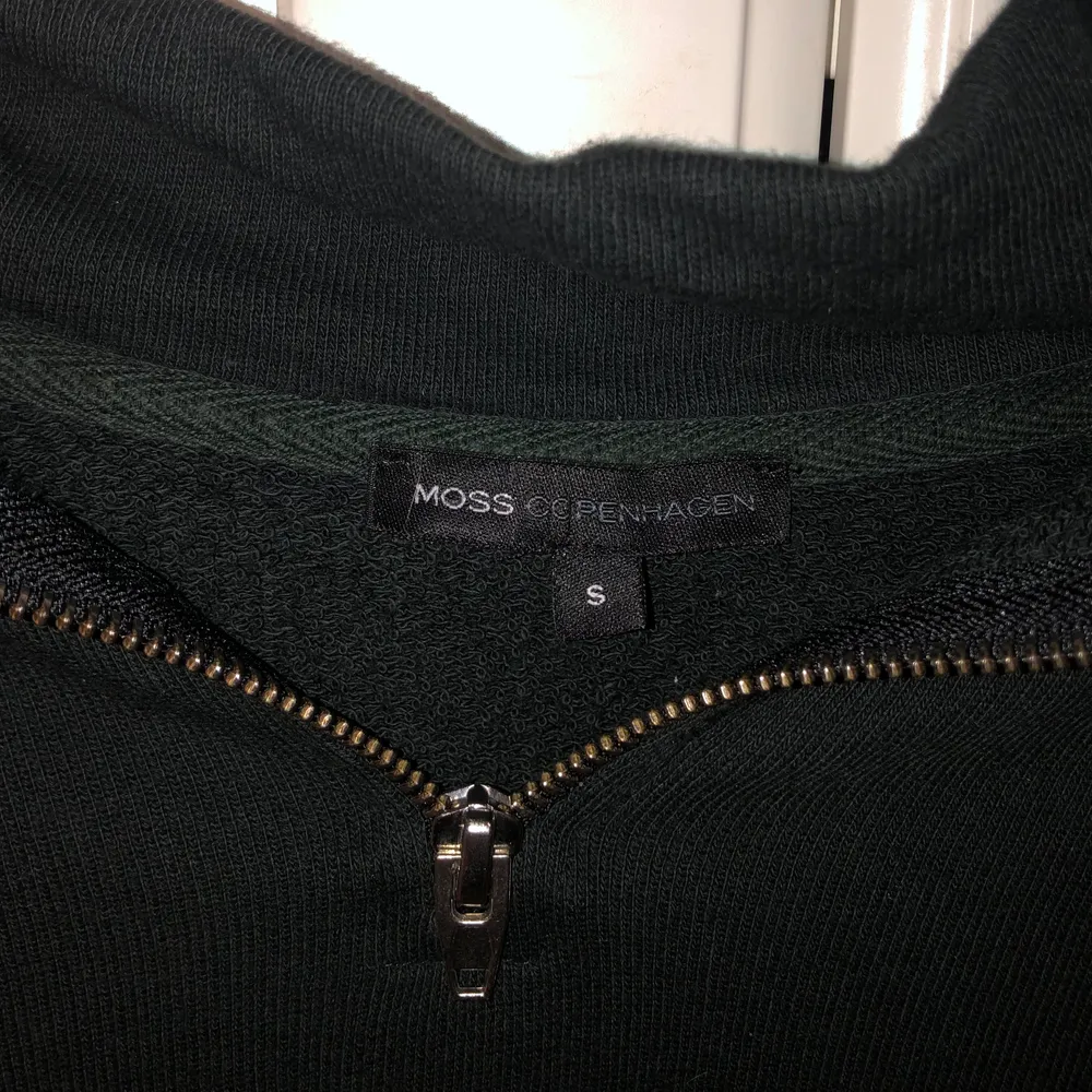 Mörkgrön Quarter-zip från mosscopenhagen, färgen syns bäst på den sista bilden. Passar även M, då blir den tight som på bilderna. SAMFRAKTAR. Tröjor & Koftor.