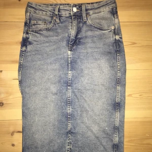 Jeanskjol - Från hm. Den är knälång och har en decimeters slits fram i mitten. Den är knappt använd och är i bra skick! Frakt tillkommer:)