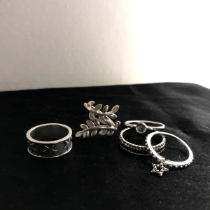 Ringar - Fina silverringar i fint skick. Ringen med stjärnor längst till vänster är såld!!. 70kr för alla dom fyra som är kvar❤️ frakt tillkommer på 12kr. 
