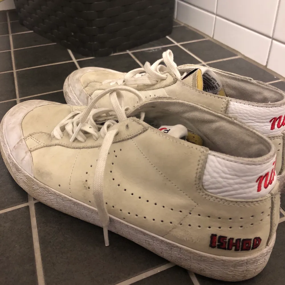 Nike SB x Ishod Wair Blazers. Skorna är i ett använt skick. Finns synliga defekter, men inget som påverkar användningen. Funkar perfekt att skejta med eller att använda som vardagsskor. Man lägga över lite Shoe Goo vid hålet så att skon håller längre! Möts i Malmö och tar Swish. Står ej för frakt! (:. Skor.