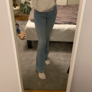 Bootcut jeans från gina tricot - Jättefina och sköna, stretchiga jeans från Gina tricot!❤️ Storlek 34/S men passar 32/XS och möjligen 36/M också😘Jeansen är utsvängda och blåa 🥰 De är använda ungefär 2 ggr och köptes för 600 men säljer de lite billigare, kom privat för diskussion om pris 😘