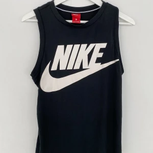 Nike linne  - Säljer ett svart Nike linne i strl S. Jag är 168 cm, köpare står för frakt!☺️
