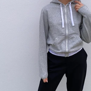 Hoodie med blixtlås  - En skön hoodie med blixtlås som är köpt i Usa. Fint skick och säljer för att den är förliten för mig. Frakt tillkommer! 