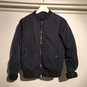  - Otroligt snygg och fluffig bomberjacka!