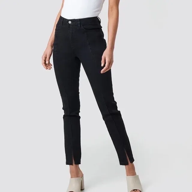 Jättesnygga svarta jeans med slits. Säljer pga fel storlek. Helt nya, prislappen sitter kvar!🌼. Jeans & Byxor.