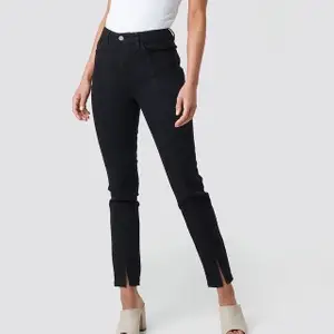 Jättesnygga svarta jeans med slits. Säljer pga fel storlek. Helt nya, prislappen sitter kvar!🌼
