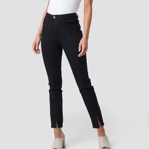 Svarta byxor med slits - Jättesnygga svarta jeans med slits. Säljer pga fel storlek. Helt nya, prislappen sitter kvar!🌼