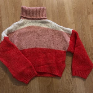 Stickad tröja från chiquelle - Stickad tröja från chiquelle, står ingen storlek och minns inte om det är onesize men passar mig med S. Köpare står för frakt