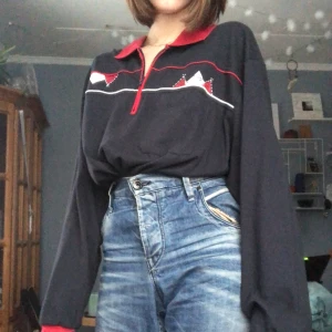 Långärmad T-shirt med dragkedja och krage  - En jätte fin tröja med en kort dragkedja vid kragen som jag köpte på secondhand. Den är jätte skön men känner inte att den kommer till användning hos mig. Köparen står för frakten💞