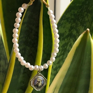 Armband med berlock🤍 - Justerbart armband, pris: 45kr + 12kr frakt🤎