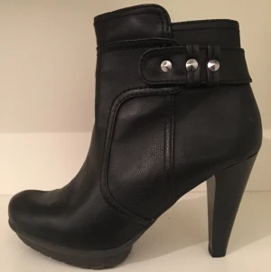  - Högklackade boots med silvriga nitar på sidan, använda en gång!