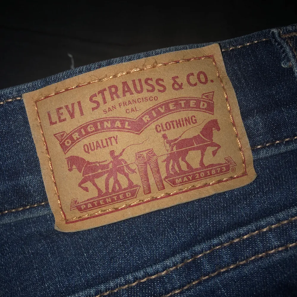 Skinny ripped jeans från Levi’s. Midja 27, längd 28. . Jeans & Byxor.