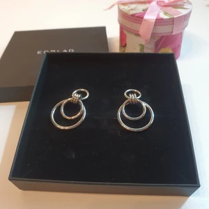 Edblad rostfritt stål örhängen - De är ganska tunga. 150kr inkl porto. Asken medföljer inte. 